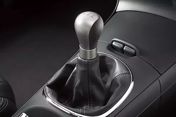 「トップグレードが強烈すぎて「日陰」の存在！　「非力なエンジン」でもじつはスゴイ「廉価グレード」スポーツ４台」の画像