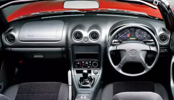 「トップグレードが強烈すぎて「日陰」の存在！　「非力なエンジン」でもじつはスゴイ「廉価グレード」スポーツ４台」の画像