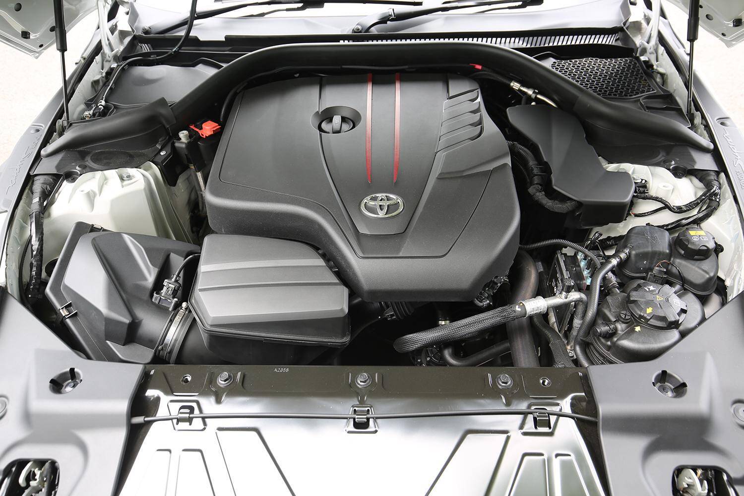 トップグレードが強烈すぎて「日陰」の存在！　「非力なエンジン」でもじつはスゴイ「廉価グレード」スポーツ４台