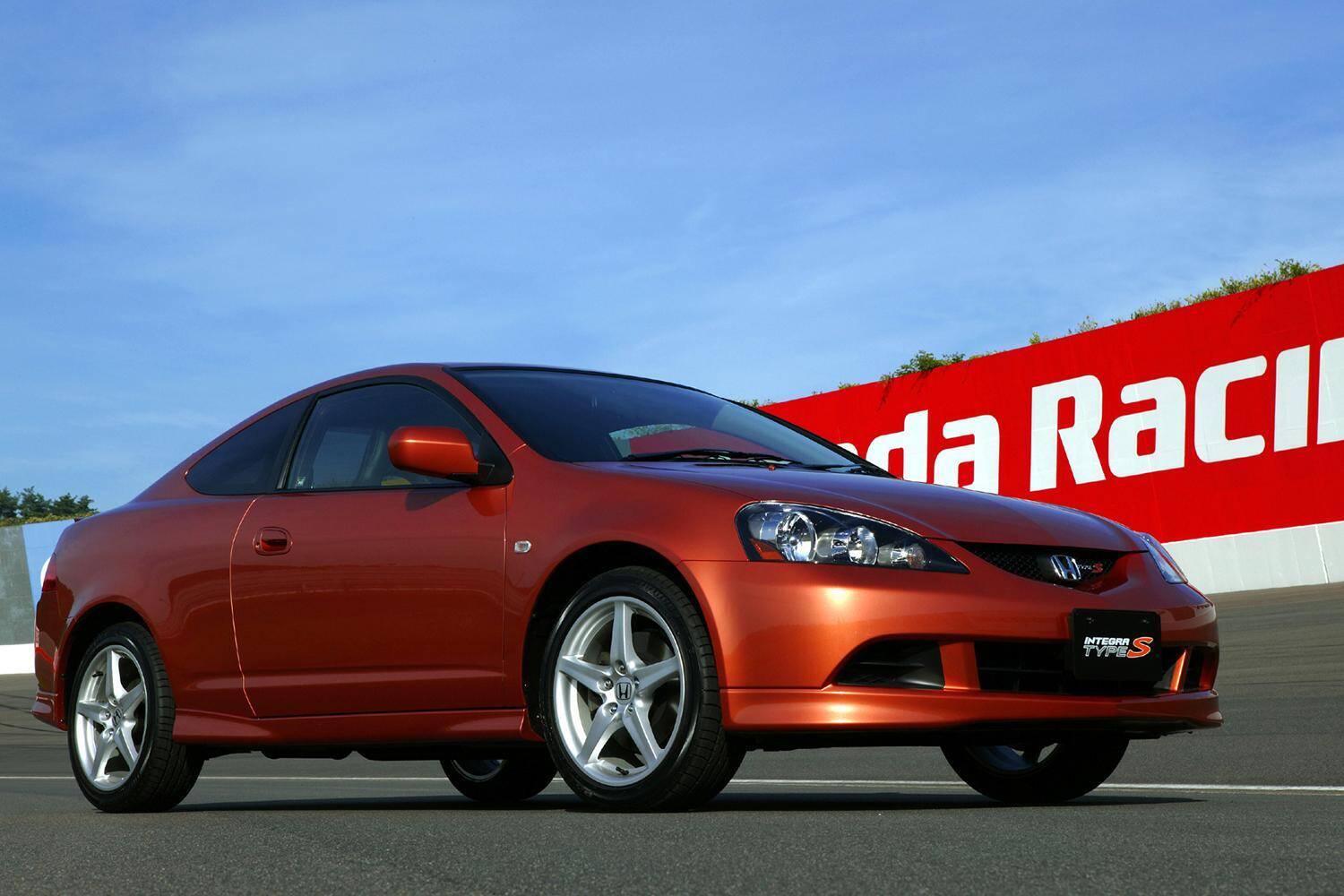 トップグレードが強烈すぎて「日陰」の存在！　「非力なエンジン」でもじつはスゴイ「廉価グレード」スポーツ４台