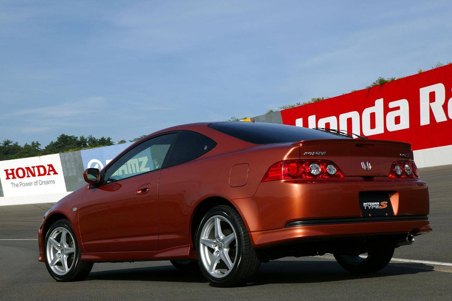 トップグレードが強烈すぎて「日陰」の存在！　「非力なエンジン」でもじつはスゴイ「廉価グレード」スポーツ４台