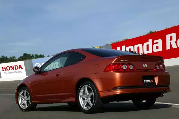 「トップグレードが強烈すぎて「日陰」の存在！　「非力なエンジン」でもじつはスゴイ「廉価グレード」スポーツ４台」の画像