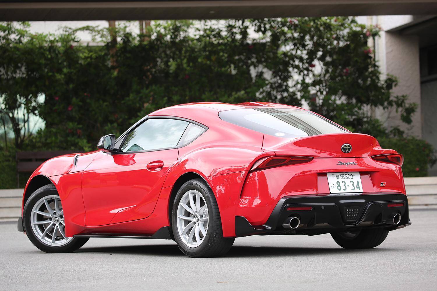 トップグレードが強烈すぎて「日陰」の存在！　「非力なエンジン」でもじつはスゴイ「廉価グレード」スポーツ４台