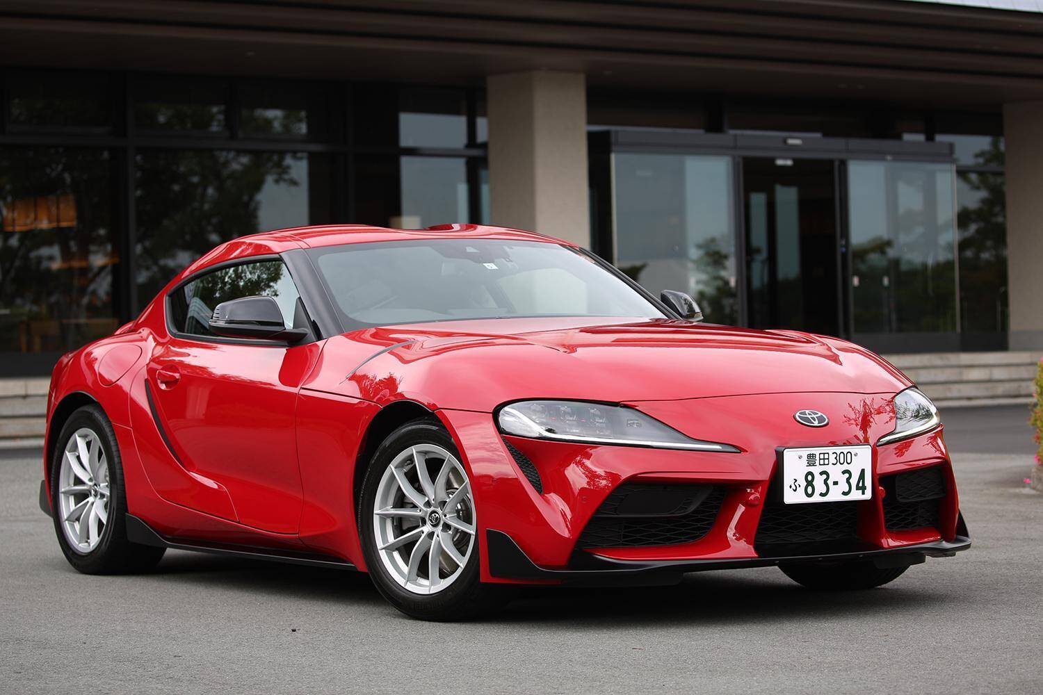 トップグレードが強烈すぎて「日陰」の存在！　「非力なエンジン」でもじつはスゴイ「廉価グレード」スポーツ４台