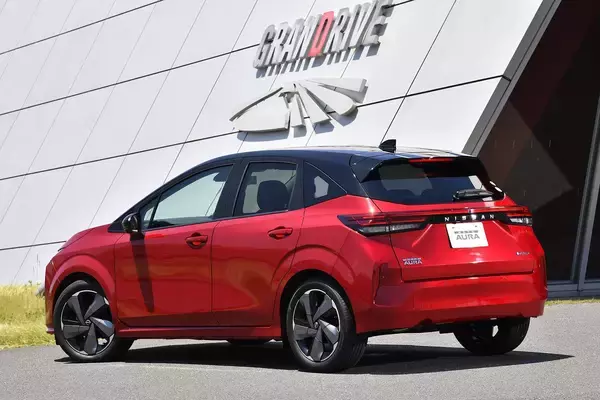 「新型アクアが発売前から早くも危機感！　「オーラ」という思わぬ強敵の存在」の画像