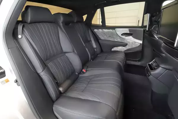 「「マッサージ機能」に「熱帯魚の飼育」まで！　デートで乗ったら「女子イチコロ」の助手席をもつクルマ５台」の画像