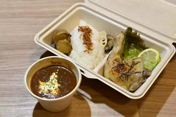 「本格カレーショップもOPEN！　三菱本社ショールームにてWRCに参戦した本物のランエボVIに会える「WRC展」開催中！」の画像