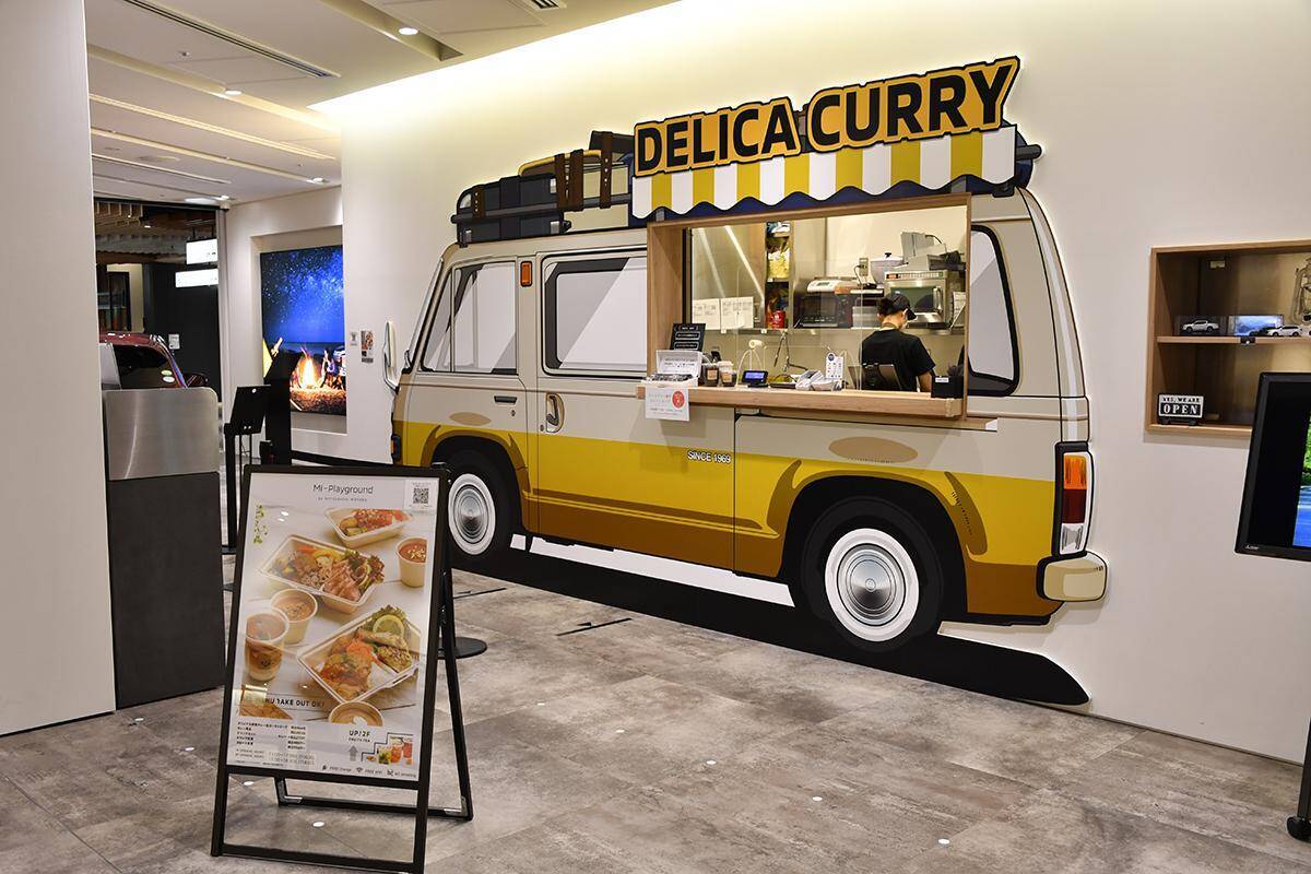 本格カレーショップもOPEN！　三菱本社ショールームにてWRCに参戦した本物のランエボVIに会える「WRC展」開催中！