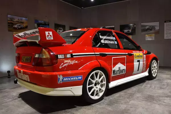 「本格カレーショップもOPEN！　三菱本社ショールームにてWRCに参戦した本物のランエボVIに会える「WRC展」開催中！」の画像