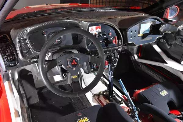 「本格カレーショップもOPEN！　三菱本社ショールームにてWRCに参戦した本物のランエボVIに会える「WRC展」開催中！」の画像