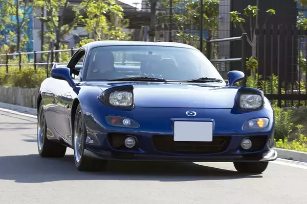 「誕生には合理的な理由があった！　国産ではRX-7を最後に消えた「リトラクタブルヘッドライト」」の画像