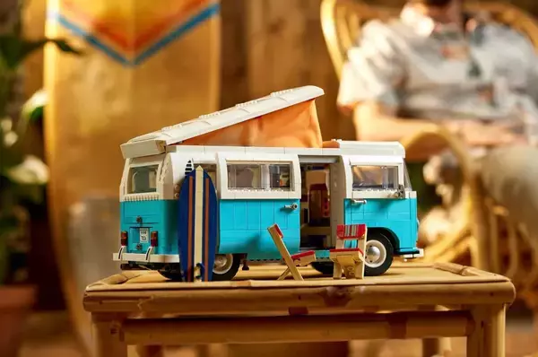 「レトロで可愛い見た目が世界中で大人気！　あのワーゲンバスがレゴブロックで登場！」の画像