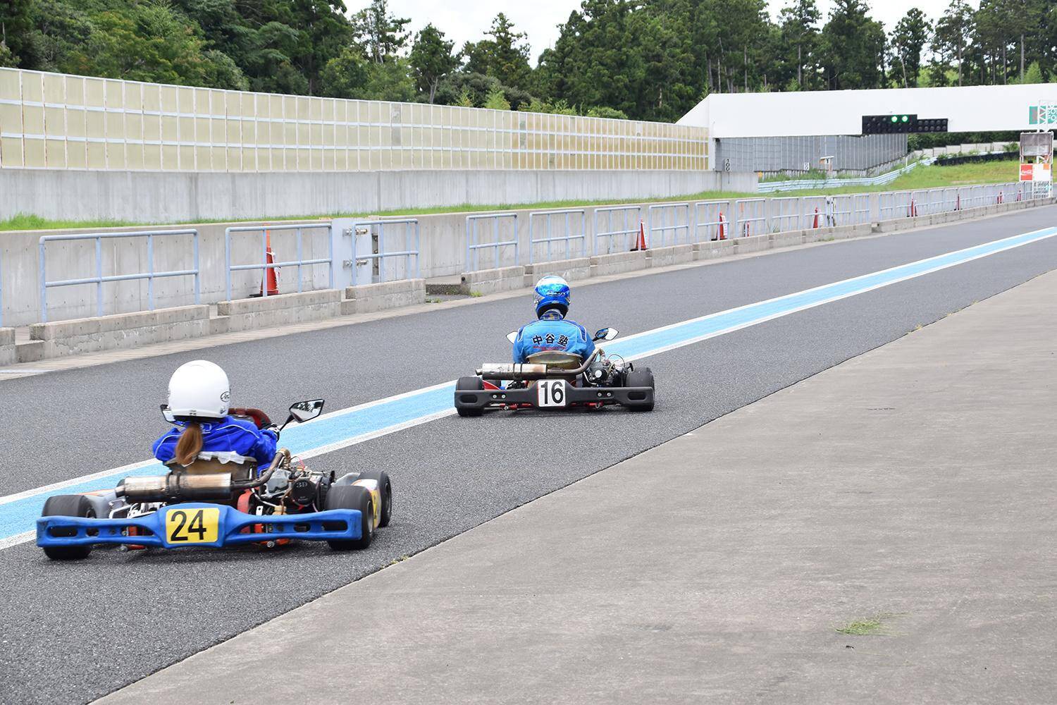 「踏み間違え事故」防止になるといわれる「左足ブレーキ」！　レーシングドライバーが伝える「カート」での習得方法