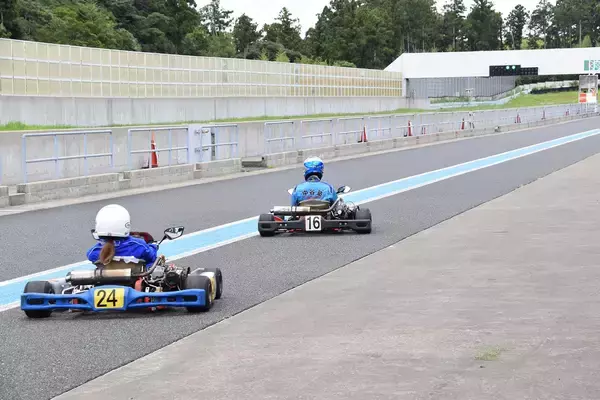 「「踏み間違え事故」防止になるといわれる「左足ブレーキ」！　レーシングドライバーが伝える「カート」での習得方法」の画像