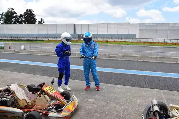 「「踏み間違え事故」防止になるといわれる「左足ブレーキ」！　レーシングドライバーが伝える「カート」での習得方法」の画像