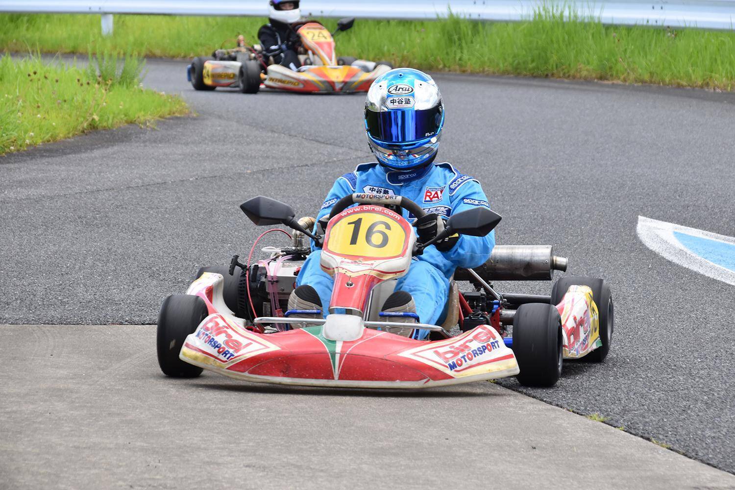 「踏み間違え事故」防止になるといわれる「左足ブレーキ」！　レーシングドライバーが伝える「カート」での習得方法