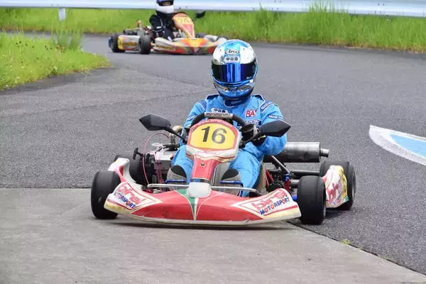 「「踏み間違え事故」防止になるといわれる「左足ブレーキ」！　レーシングドライバーが伝える「カート」での習得方法」の画像