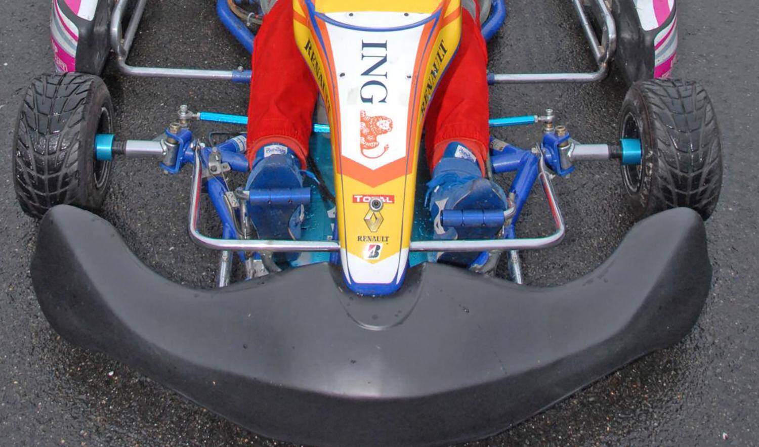 「踏み間違え事故」防止になるといわれる「左足ブレーキ」！　レーシングドライバーが伝える「カート」での習得方法