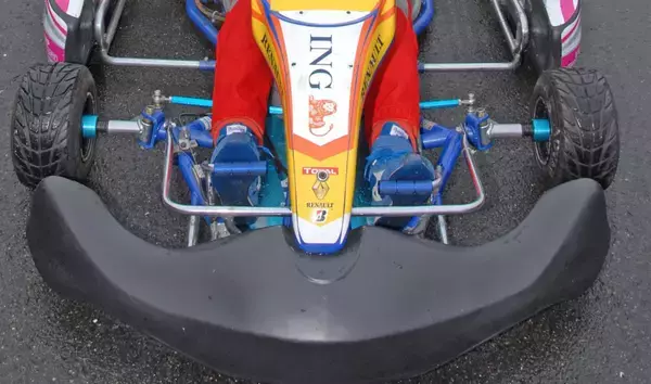 「「踏み間違え事故」防止になるといわれる「左足ブレーキ」！　レーシングドライバーが伝える「カート」での習得方法」の画像