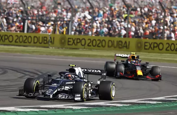 「踏み間違え事故」防止になるといわれる「左足ブレーキ」！　レーシングドライバーが伝える「カート」での習得方法