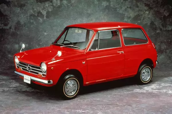 「これぞ日本の「カワイイ文化」！　360cc時代の「キュートすぎる」軽自動車４台にいま乗れる？」の画像