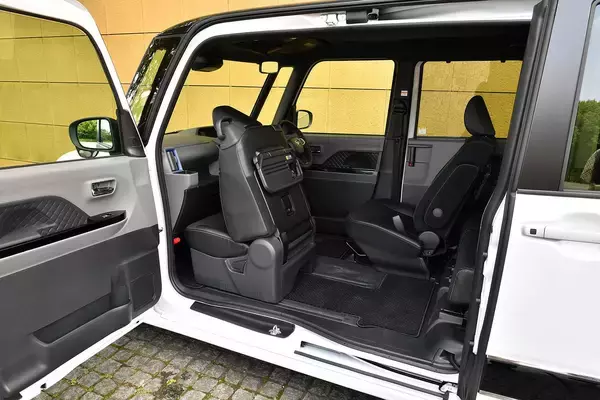 「子どもや高齢者のいる家族の「重要項目」！　ミニバン＆プチバンの後席の乗降性は「シート位置」が肝心だった」の画像