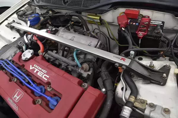 「道具で「走り」は変わる！　付けただけで運転が「上手くなる」可能性を秘めたパーツ７選」の画像