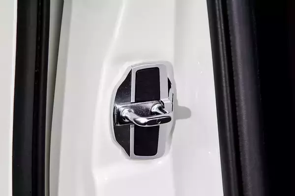 「道具で「走り」は変わる！　付けただけで運転が「上手くなる」可能性を秘めたパーツ７選」の画像