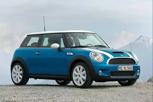 「素人目には「ソックリ」！　どれが新しいかわからない「初代から３代目」までのミニの見分け方」の画像