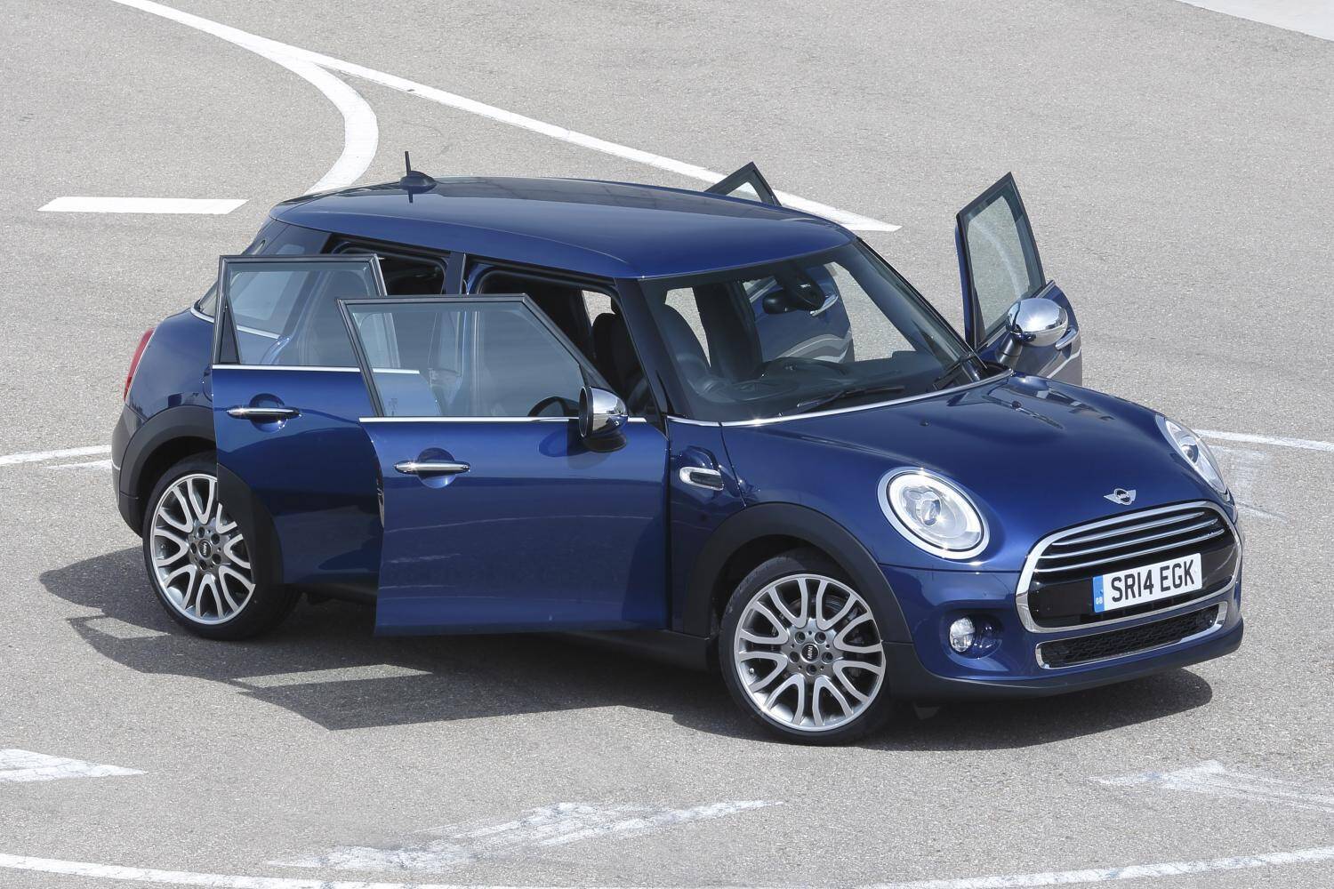 素人目には「ソックリ」！　どれが新しいかわからない「初代から３代目」までのミニの見分け方