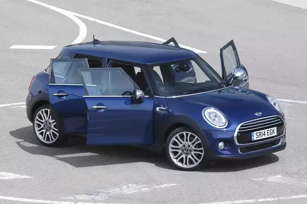 「素人目には「ソックリ」！　どれが新しいかわからない「初代から３代目」までのミニの見分け方」の画像