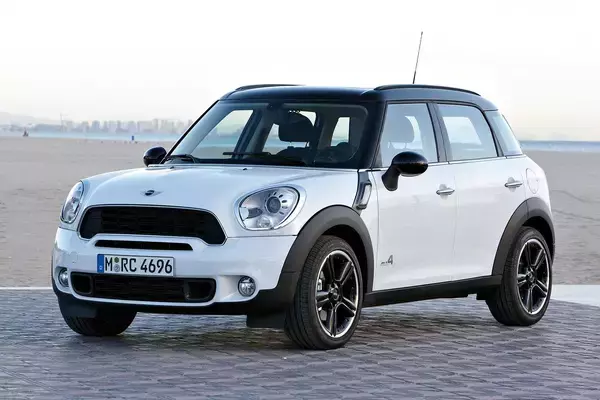 「素人目には「ソックリ」！　どれが新しいかわからない「初代から３代目」までのミニの見分け方」の画像