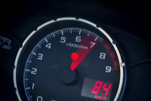 トラックなどのステッカーで見かける「デジタコ」って何？　安全にも影響する重要な装備の中身とは