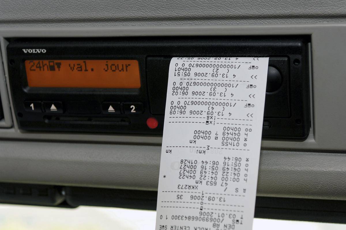 トラックなどのステッカーで見かける「デジタコ」って何？　安全にも影響する重要な装備の中身とは