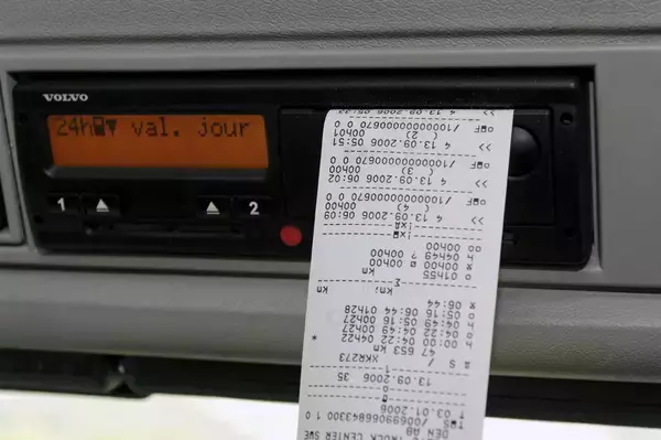 「トラックなどのステッカーで見かける「デジタコ」って何？　安全にも影響する重要な装備の中身とは」の画像