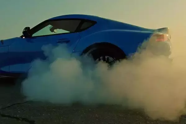 クルマのタイヤの空転やブレーキロックで上がる白煙！　当たり前のように思える煙の「正体」と「白い」理由