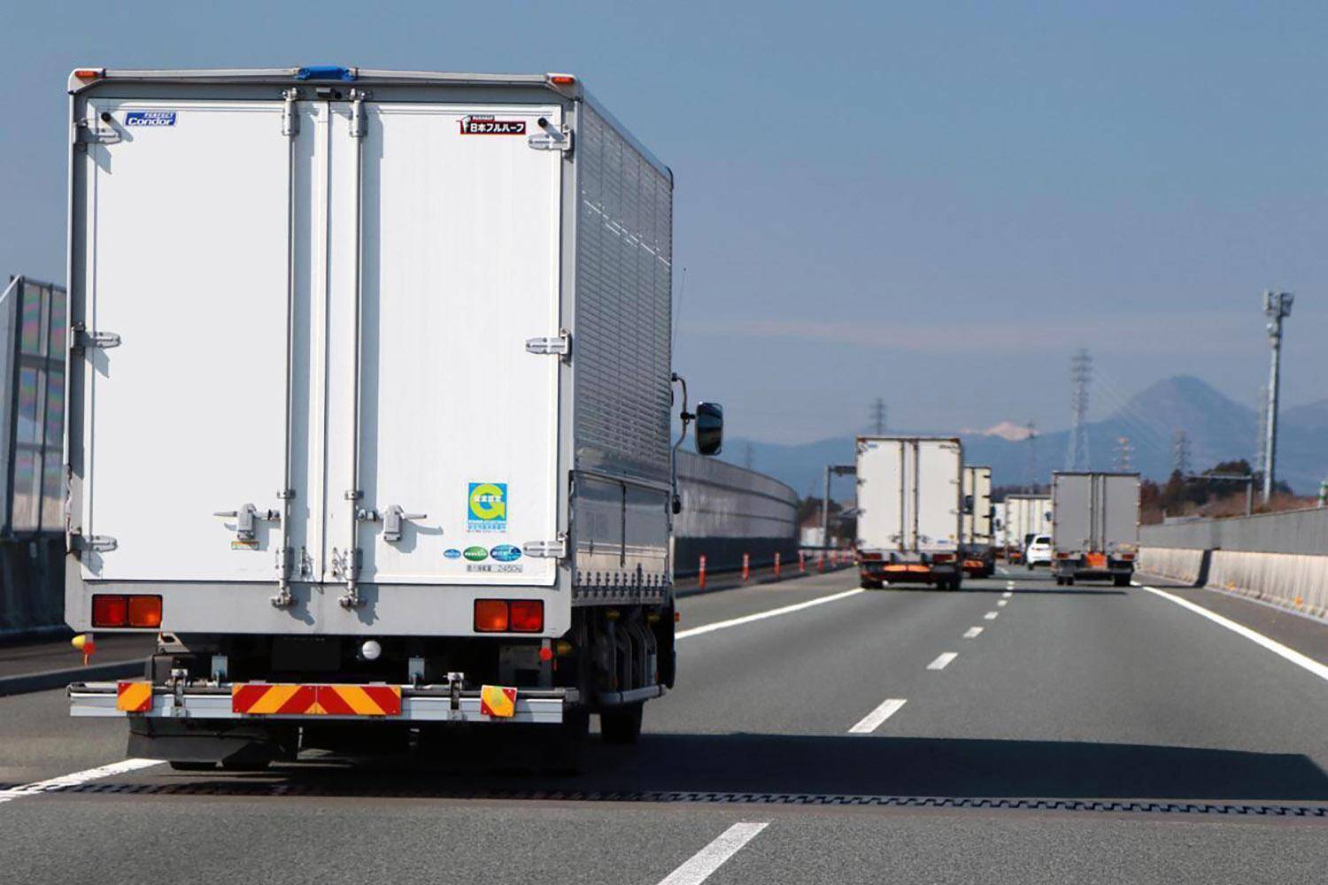 中間地点で「荷物を交換」して「Ｕターン」！　「物流中継地点」がもたらす「絶大な効果」とそれでも残るクルマによる「物流の問題」