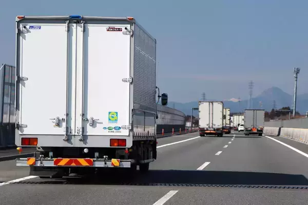 「中間地点で「荷物を交換」して「Ｕターン」！　「物流中継地点」がもたらす「絶大な効果」とそれでも残るクルマによる「物流の問題」」の画像