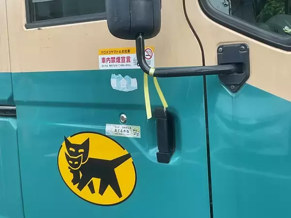 「宅配トラックのミラーや四隅に付けられる謎テープ！　「安全」のための重要な取り組みだった」の画像