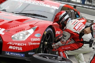 たった１本を回すだけでホイールの脱着可能！　便利なハズの「センターロックナット」が量産車に普及しないワケ