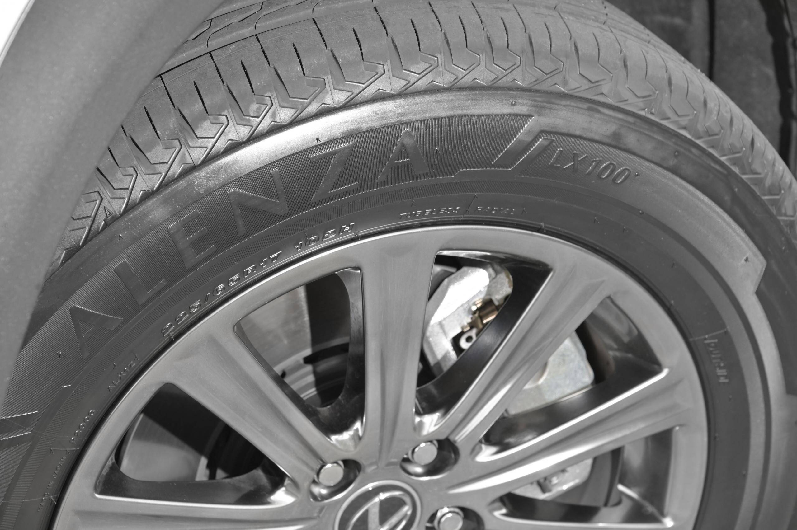 理論派モータージャーナリストの中谷明彦がSUV専用設計タイヤ「ブリヂストン ALENZA」2本を比較試乗