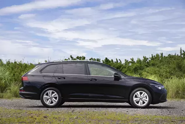 「【試乗】ライバル車に「ショック」を与えること確実！　ハッチバックを超えるゴルフ・ヴァリアントの乗り味が凄い」の画像