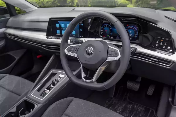 「【試乗】ライバル車に「ショック」を与えること確実！　ハッチバックを超えるゴルフ・ヴァリアントの乗り味が凄い」の画像