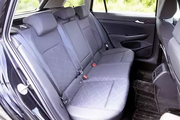 「【試乗】ライバル車に「ショック」を与えること確実！　ハッチバックを超えるゴルフ・ヴァリアントの乗り味が凄い」の画像