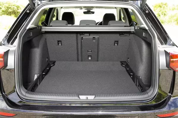 「【試乗】ライバル車に「ショック」を与えること確実！　ハッチバックを超えるゴルフ・ヴァリアントの乗り味が凄い」の画像