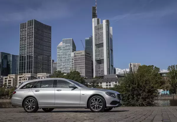 「86＆BRZは人気だがスープラには乗らない！　軽からスーパーカーまであらゆるクルマに乗る「自動車業界人」が買う車種とは」の画像