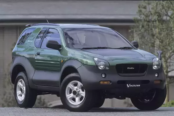 「二度見どころか三度見必至！　クルマ好きじゃなくても目を奪われる強烈デザインのクルマ５選＋α」の画像