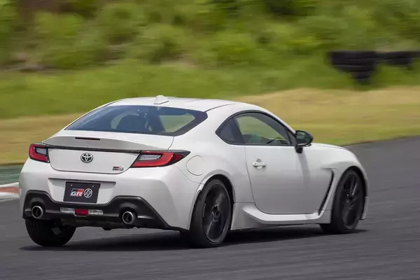 「右足がとまらない！　このご時世にエンジンの「快音」が楽しめる激レアなクルマ５選」の画像