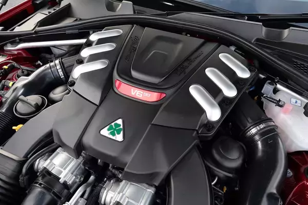 「右足がとまらない！　このご時世にエンジンの「快音」が楽しめる激レアなクルマ５選」の画像