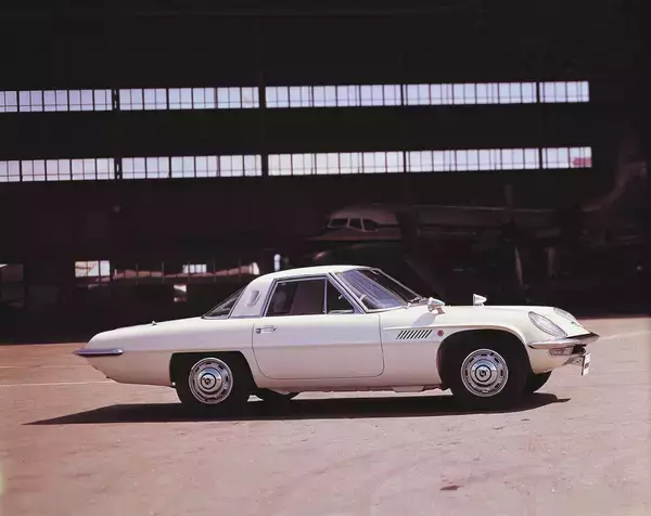 「じつはマツダの発明じゃない！　スズキも作っていた！　バスもトラックもバイクもあったロータリーエンジン搭載車」の画像